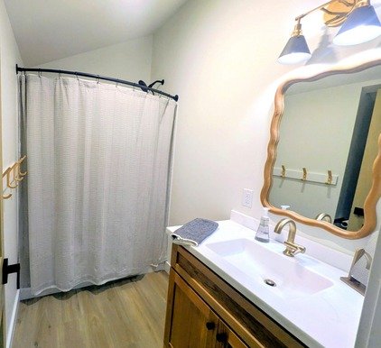 Timber Cove Rentals upstairs full bathroom