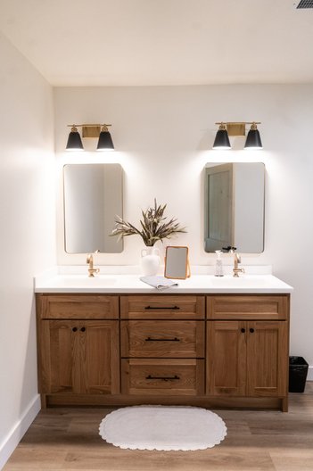 Timber Cove Rentals upstairs full bathroom